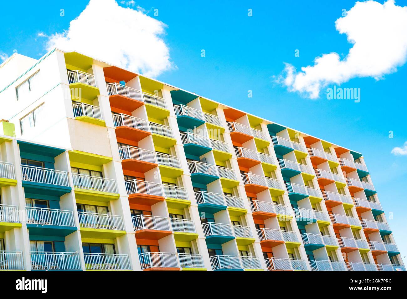 Immagine architettonica di un edificio colorato con balconi e finestre Foto Stock