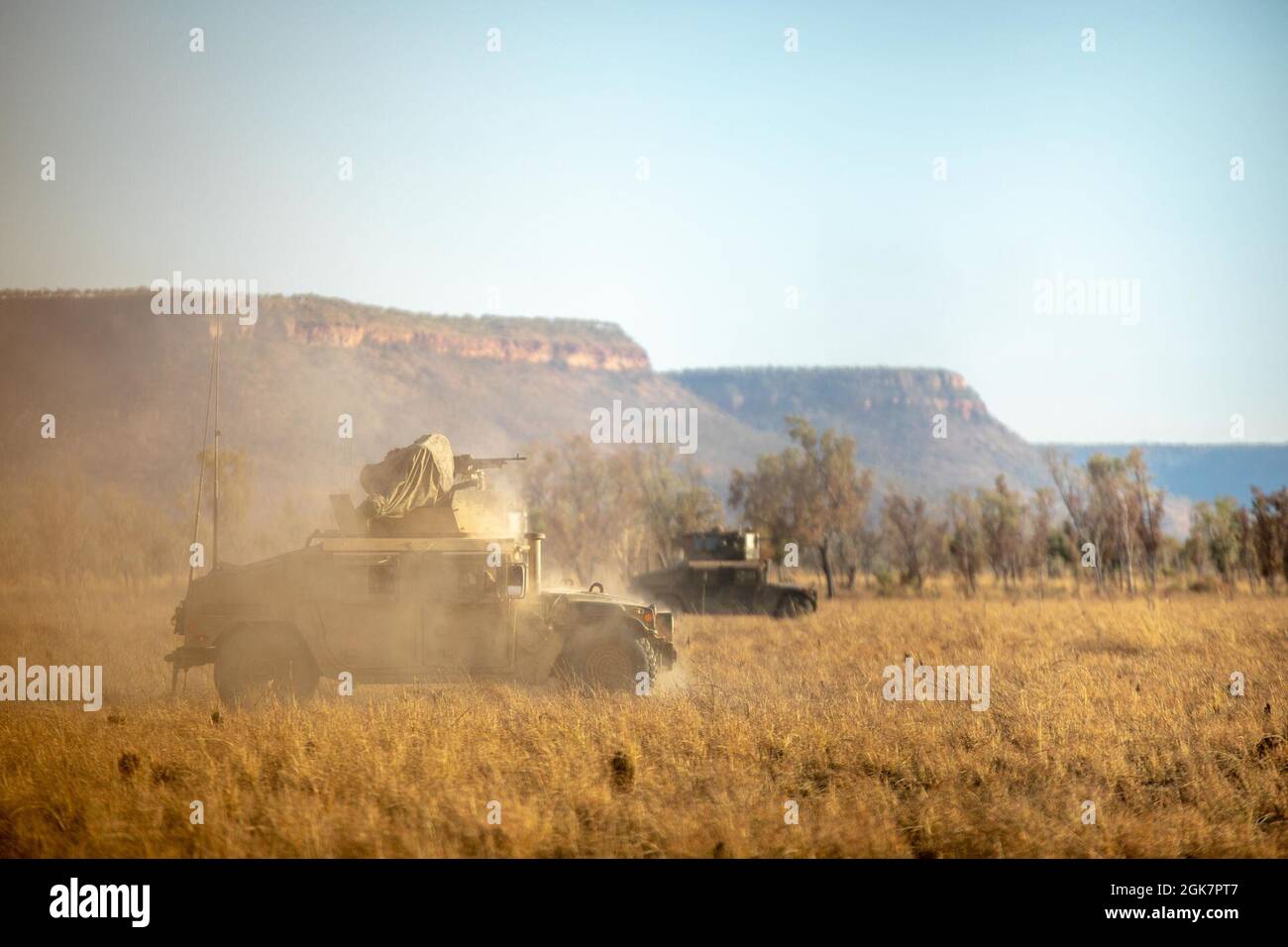 I Marines degli Stati Uniti con il plotone rosso del team di Anti-Armor combinato con la forza di rotazione marina – Darwin, sparano le loro armi montate mentre si battono in Humvees durante l'esercitazione Koolendong, Bradshaw Field Training Area, NT, Australia, 28 agosto 2021. Il plotone CAAT Red era delimitato in un campo con varie armi per cogliere una linea di fase chiave per far passare altri veicoli tattici e procedere con l'esercizio. Esercizi come Koolendong convalidano le MRF-D e la capacità della forza di difesa australiana di condurre operazioni di comando e controllo rapide, dimostrando il comune impegno a essere pronti Foto Stock