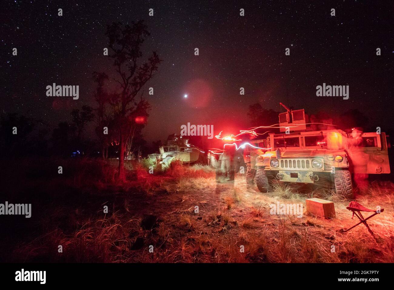 I Marines degli Stati Uniti con il plotone rosso del team di Anti-Armor combinato, forza rotazionale marina – Darwin, preparano le loro armi e gli Humvees montati per il giorno seguente di uno scenario di fuoco vivo durante l'esercitazione Koolendong, Bradshaw Field Training Area, NT, Australia, 28 agosto 2021. Il plotone CAAT Red è pronto per l'operazione successiva mentre si posiziona con altri veicoli d'assalto meccanizzati. Esercizi come Koolendong convalidano la capacità delle MRF-D e della forza di difesa australiana di condurre operazioni di comando e controllo rapide, dimostrando l’impegno comune di essere pronti a rispondere a una crisi o a una continuazione Foto Stock