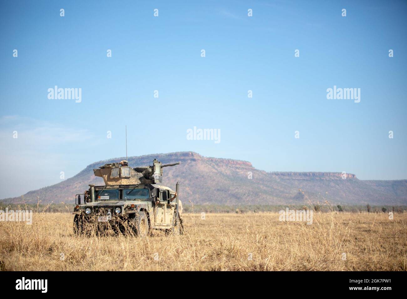 I Marines degli Stati Uniti con il plotone rosso del team di Anti-Armor combinato, forza rotazionale marina - Darwin, mantengono la sicurezza ad una linea di fase per lo scenario di fuoco vivo durante l'esercitazione Koolendong, Bradshaw Field Training Area, NT, Australia, 28 agosto 2021. Il plotone CAAT Red era delimitato in un campo con varie armi per cogliere una linea di fase chiave che consentiva ad altri veicoli tattici di passare attraverso e procedere con l'esercizio. Esercizi come Koolendong convalidano le MRF-D e la capacità della forza di difesa australiana di condurre operazioni di comando e controllo rapido, dimostrando l’impegno condiviso di essere r Foto Stock