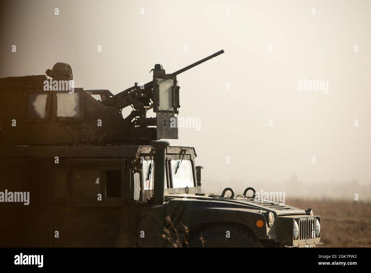 Una Marina degli Stati Uniti con il plotone combinato Anti-Armor Team Red, forza di rotazione marina – Darwin, posiziona la sua mitragliatrice M2 montata verso l'alto tra scenari di incendio sotto tensione durante l'esercizio Koolendong, Bradshaw Field Training Area, NT, Australia, 28 agosto 2021. Il plotone CAAT Red era delimitato in un campo con varie armi per cogliere una linea di fase chiave che consentiva ad altri veicoli tattici di passare attraverso e procedere con l'esercizio. Esercizi come Koolendong convalidano le MRF-D e la capacità della forza di difesa australiana di condurre operazioni di comando e controllo, dimostrando la comm condivisa Foto Stock