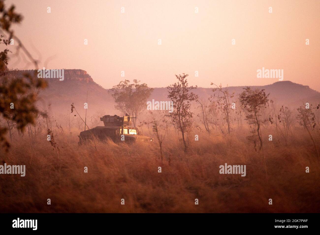 I Marines degli Stati Uniti con il plotone rosso del team di Anti-Armor combinato con la forza rotazionale marina – Darwin si preparano a legare in Humvees prima di uno scenario di fuoco vivo durante l'esercitazione Koolendong, Bradshaw Field Training Area, NT, Australia, 28 agosto 2021. Il plotone CAAT Red era delimitato in un campo con varie armi per cogliere una linea di fase chiave che consentiva ad altri veicoli tattici di passare attraverso e procedere con l'esercizio. Esercizi come Koolendong convalidano la capacità delle MRF-D e della forza di difesa australiana di condurre operazioni di comando e controllo di spedizione, dimostrando l’impegno condiviso verso l’essere Foto Stock