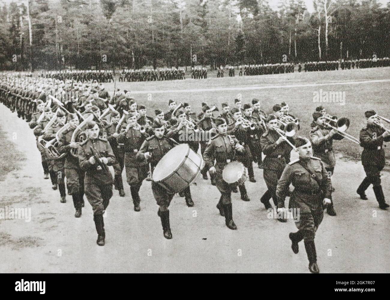 L'unità militare russa con un'orchestra ritorna al campo dall'addestramento tattico negli anni '60. Foto Stock