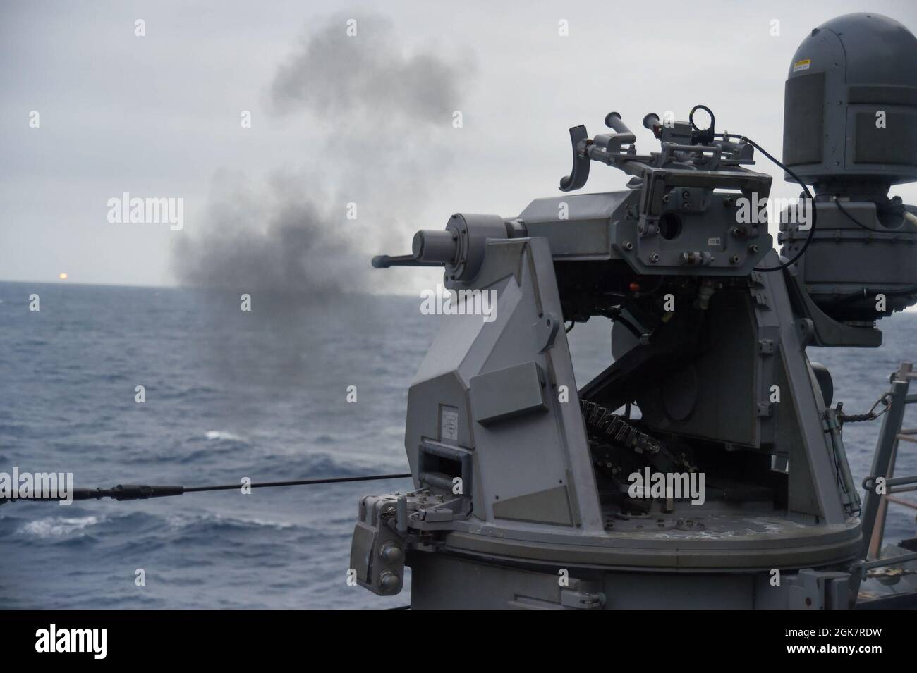 210828-N-UP745-1091 OCEANO ATLANTICO (AGOSTO 28, 2021) la USS Forrest Sherman (DDG 98) attiva un sistema di mitragliatrici MK-38 da 25 mm durante un esercizio di addestramento al fuoco PAC. USS Forrest Sherman (DDG 98) partecipa alla FRONTIERA SENTINEL insieme alla Guardia Costiera degli Stati Uniti e agli Alleati canadesi per migliorare le loro capacità artiche Foto Stock