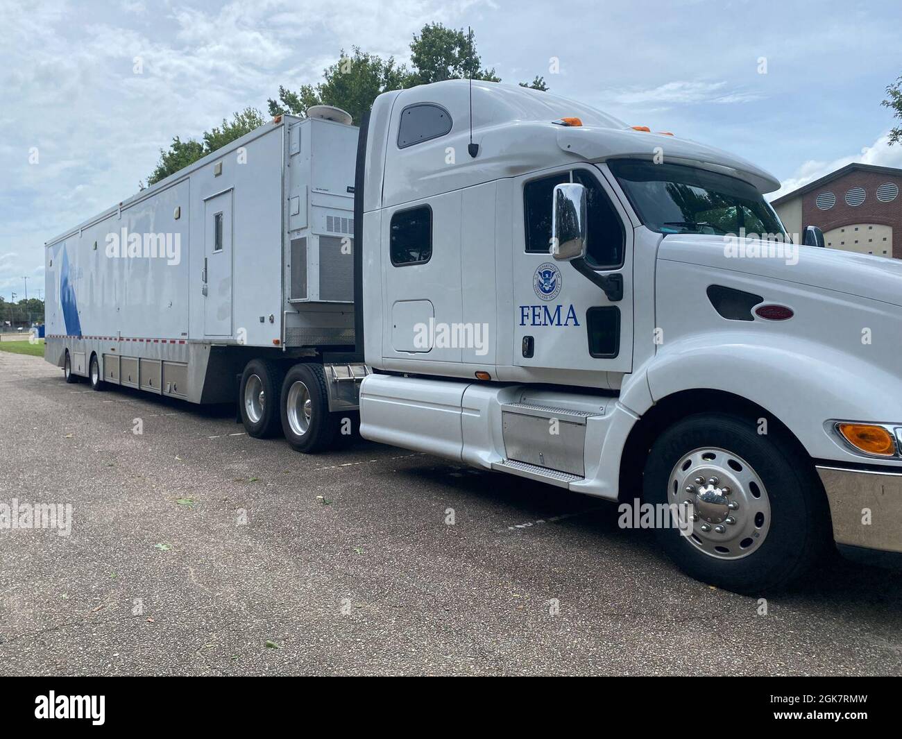 Lafayette, LA – Urban Search and Rescue ha iniziato la pre-staging per le operazioni dopo che l'uragano Ida ha fatto la caduta. Foto Stock