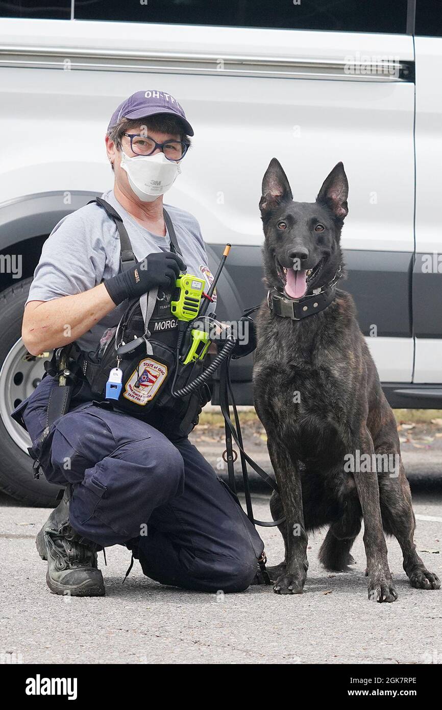 Lafayette, LA – Urban Search and Rescue ha iniziato la pre-staging per le operazioni dopo che l'uragano Ida ha fatto la caduta. Foto Stock