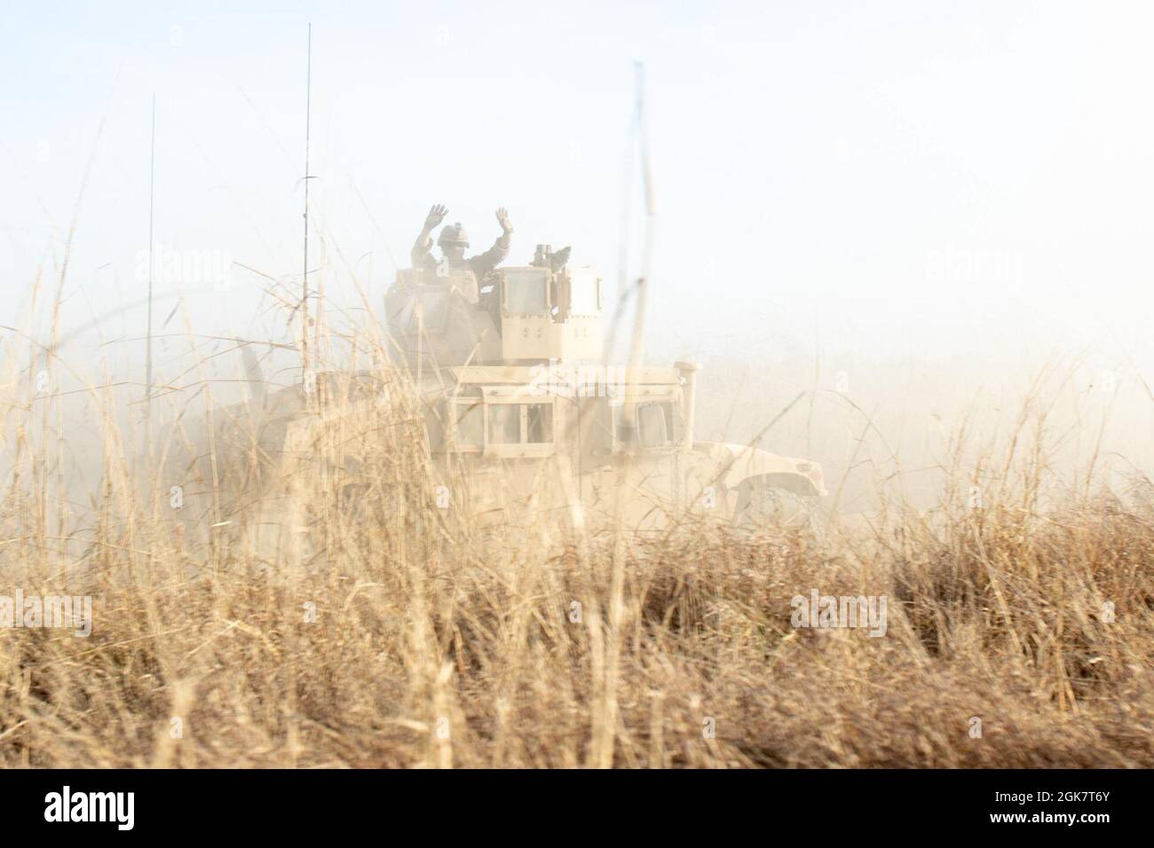 Una Marina degli Stati Uniti con il plotone rosso del team di Anti-Armor combinato, forza rotazionale marina – Darwin, onde ad un altro Humvee durante l'esercizio Koolendong, Bradshaw Field Training Area, NT, Australia, 29 agosto 2021. Il plotone rosso CAAT ha condotto più manovre di “osso di aringa” e si è fermato in due pelli prima di raggiungere il loro punto obiettivo finale di sparare 12 sistemi missilistici lanciati da tubi, a traccia ottica, a filo-guida per l'esercizio. Esercizi come Koolendong convalidano le MRF-D e la capacità della forza di difesa australiana di condurre operazioni di comando e controllo rapide, dimostrando la compartecipazione condivisa Foto Stock