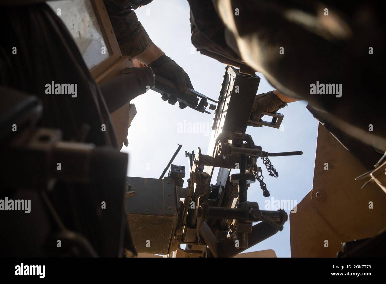 US Marine Corps Lance CPL. Bailey Boves, un mitragliere con il plotone combinato Anti-Armor Team Red, Marine Rotational Force – Darwin, prepara una mitragliatrice M2HB prima di uno scenario di incendio dal vivo durante l'esercizio Koolendong, Bradshaw Field Training Area, NT, Australia, 29 agosto 2021. Il plotone CAAT Red si stava preparando a cogliere l’obiettivo del coccodrillo durante l’evento culminante dell’esercizio. Esercizi come Koolendong convalidano la capacità delle MRF-D e della forza di difesa australiana di condurre operazioni di comando e controllo rapido, dimostrando l’impegno comune di essere pronti a rispondere a una crisi Foto Stock