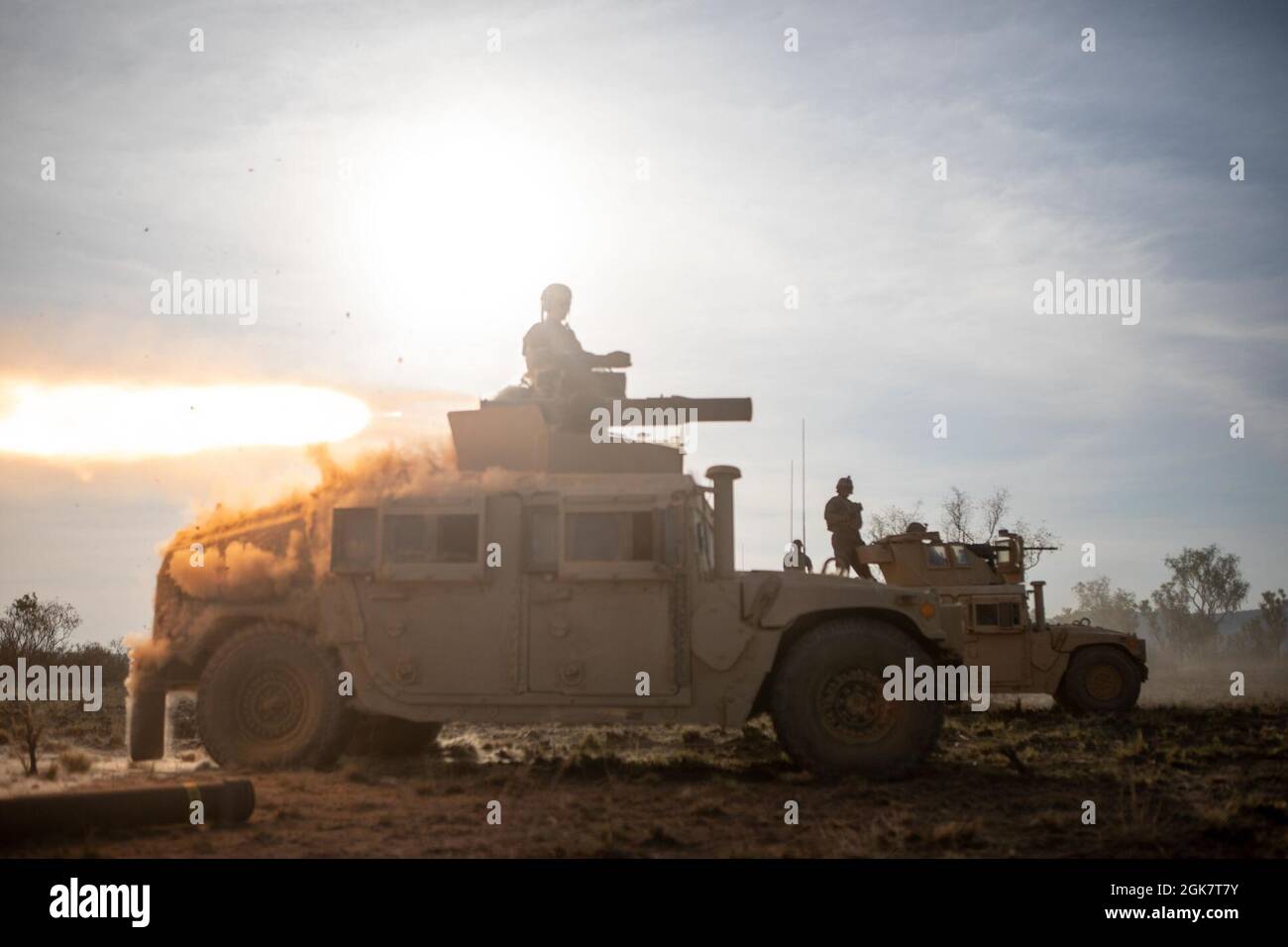 Una Marina degli Stati Uniti con il plotone rosso del team di Anti-Armor combinato, forza rotazionale marina – Darwin, è osservato sparando un tubo-lanciato, otticamente tracciato, filo-guidato sistema missile da 1 Lt. Ian Steen, CAAT Red platoon comandante, MRF-D, mentre conducendo uno scenario di fuoco vivo durante l'esercitazione Koolendong, Bradshaw Field Training Area, NT, Australia, 29 agosto 2021. Un sistema missilistico DI TRAINO è un missile anti-serbatoio americano che può essere sparato montato o smontato. Esercizi come Koolendong convalidano le MRF-D e la capacità della forza di difesa australiana di condurre operazioni di comando e controllo rapide, de Foto Stock