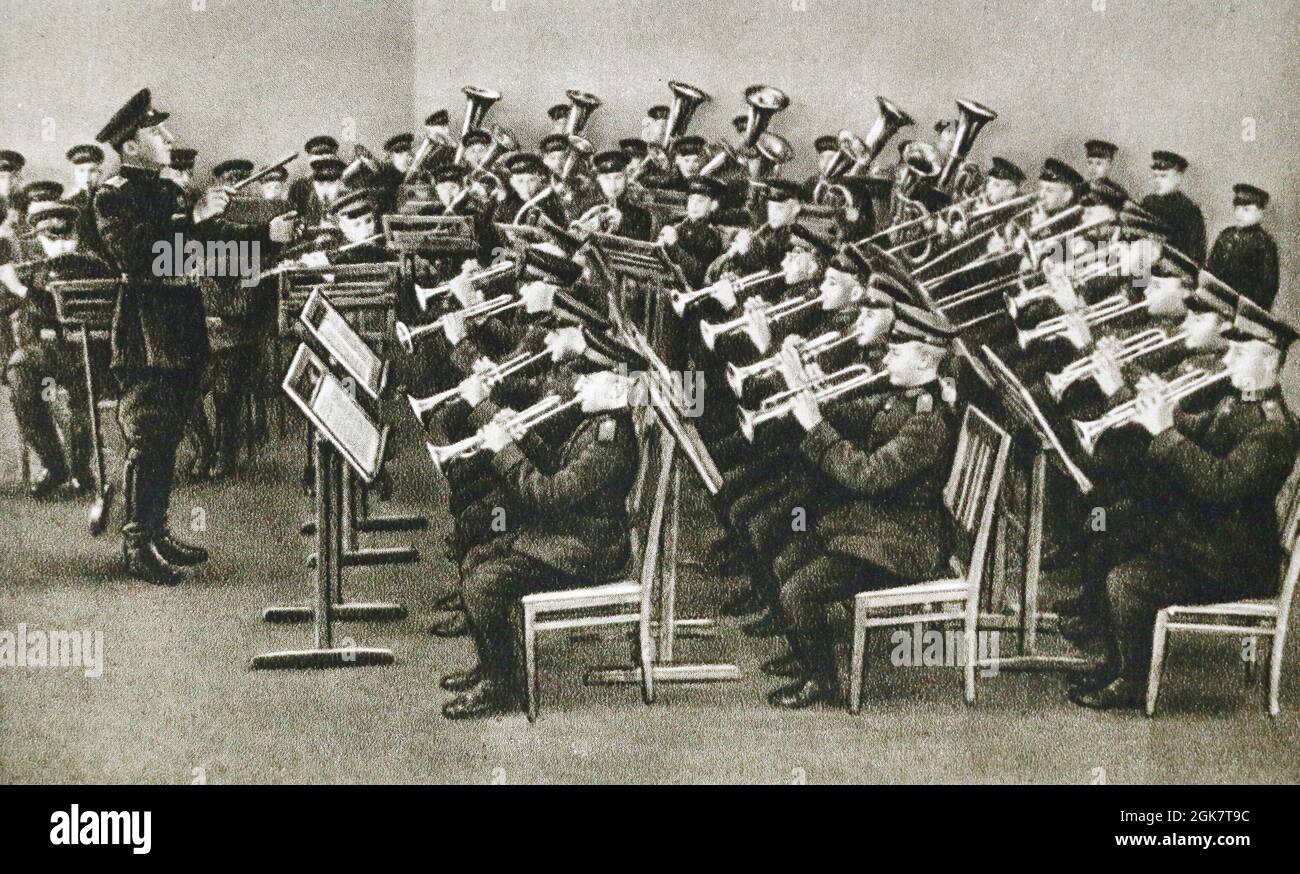 La banda di ottoni della scuola di musicisti militari alle prove degli anni '60. Foto Stock