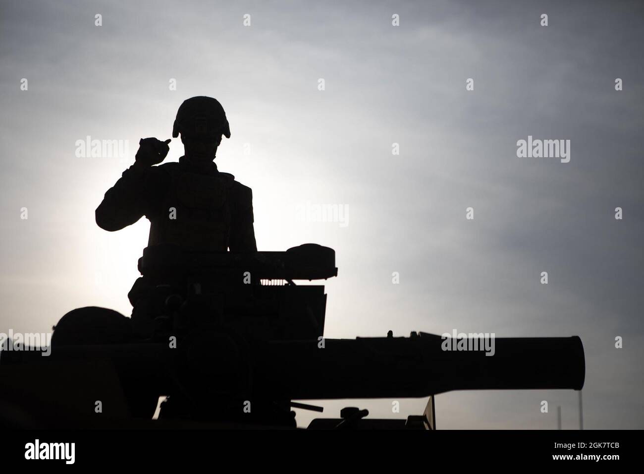 Ian Steen, il comandante del plotone del Combined Anti-Armor Team Red Plotoon, Marine Rotational Force – Darwin, osserva una Marina statunitense che si prepara a sparare un sistema missilistico lanciato da tubo, tracciato otticamente, guidato da filo mentre conduce uno scenario di incendio in tensione durante l'esercizio Koolendong, Bradshaw Field Training Area, NT, Australia, 29 agosto 2021. Un sistema missilistico DI TRAINO è un missile anti-serbatoio americano che può essere sparato montato o smontato. Esercizi come Koolendong convalidano la capacità delle MRF-D e della forza di difesa australiana di condurre un operat di comando e controllo rapido Foto Stock