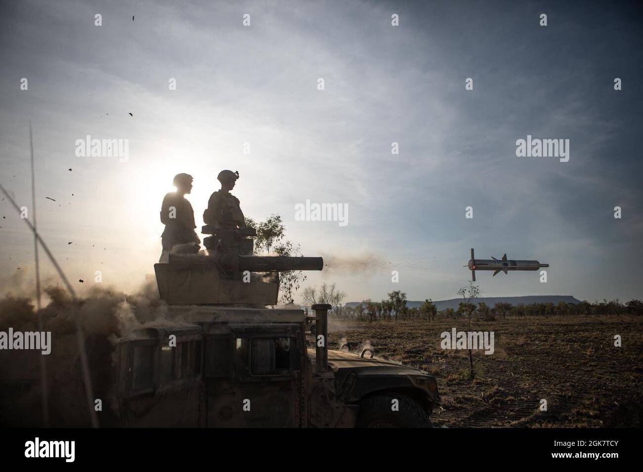 Una Marina degli Stati Uniti con il plotone rosso del team di Anti-Armor combinato, forza rotazionale marina – Darwin, è osservato sparare un tubo-lanciato, otticamente tracciato, filo-guidato sistema missile mentre conduce uno scenario di fuoco vivo durante l'esercizio Koolendong, Bradshaw Field Training Area, NT, Australia, 29 agosto 2021. Un sistema missilistico DI TRAINO è un missile anti-serbatoio americano che può essere sparato montato o smontato. Esercizi come Koolendong convalidano la capacità delle MRF-D e della forza di difesa australiana di condurre operazioni di comando e controllo rapide, dimostrando l’impegno comune di essere pronti a respirare Foto Stock