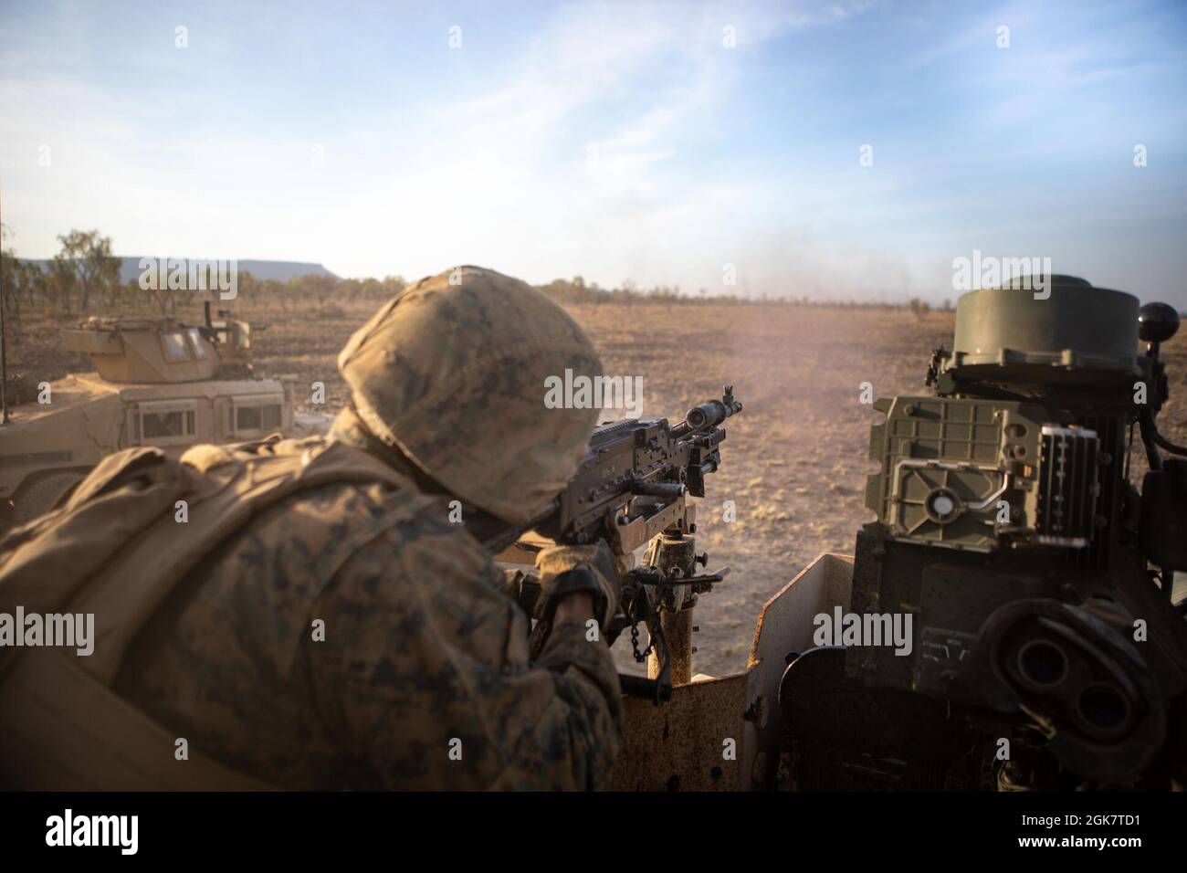 Una Marina degli Stati Uniti con il plotone combinato Anti-Armor Team Red, Marine Rotational Force – Darwin, spara una mitragliatrice M240B accanto al sistema di sparo per un sistema missilistico a tubo, tracciato otticamente, guidato da filo durante l'esercizio Koolendong, Bradshaw Field Training Area, NT, Australia, 29 agosto 2021. I marines degli Stati Uniti con il plotone rosso CAAT hanno condotto uno scenario di incendio dal vivo al loro punto finale di obiettivo per l'esercizio. Esercizi come Koolendong convalidano le MRF-D e la capacità della forza di difesa australiana di condurre operazioni di comando e controllo di spedizione, dimostrando l’impegno comune di essere Foto Stock