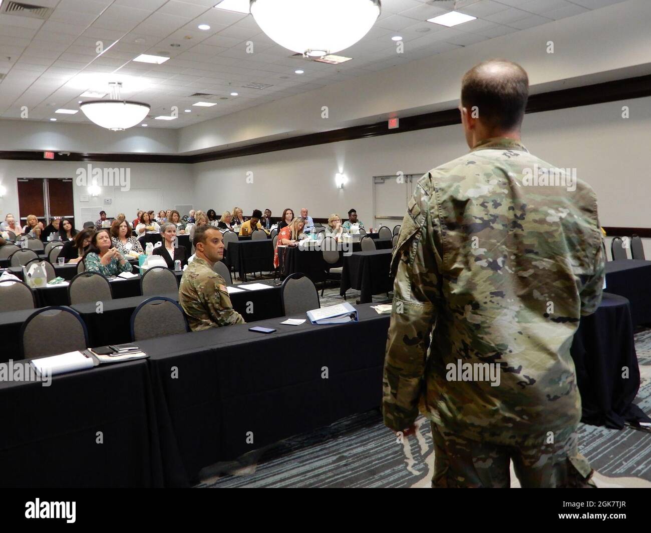 Allen Craig, l'uscita della riduzione della domanda di droga (DDRO) North West Florida OIC parla ad un gruppo di partecipanti al 4° Summit annuale sulla prevenzione della droga ospitato dalla Drug Free America Foundation. Molte delle persone presenti lavorano per coalizioni senza droga in tutto lo stato e spesso lavorano con DDRO su progetti per aiutare a porre fine all'abuso di sostanze. Foto Stock