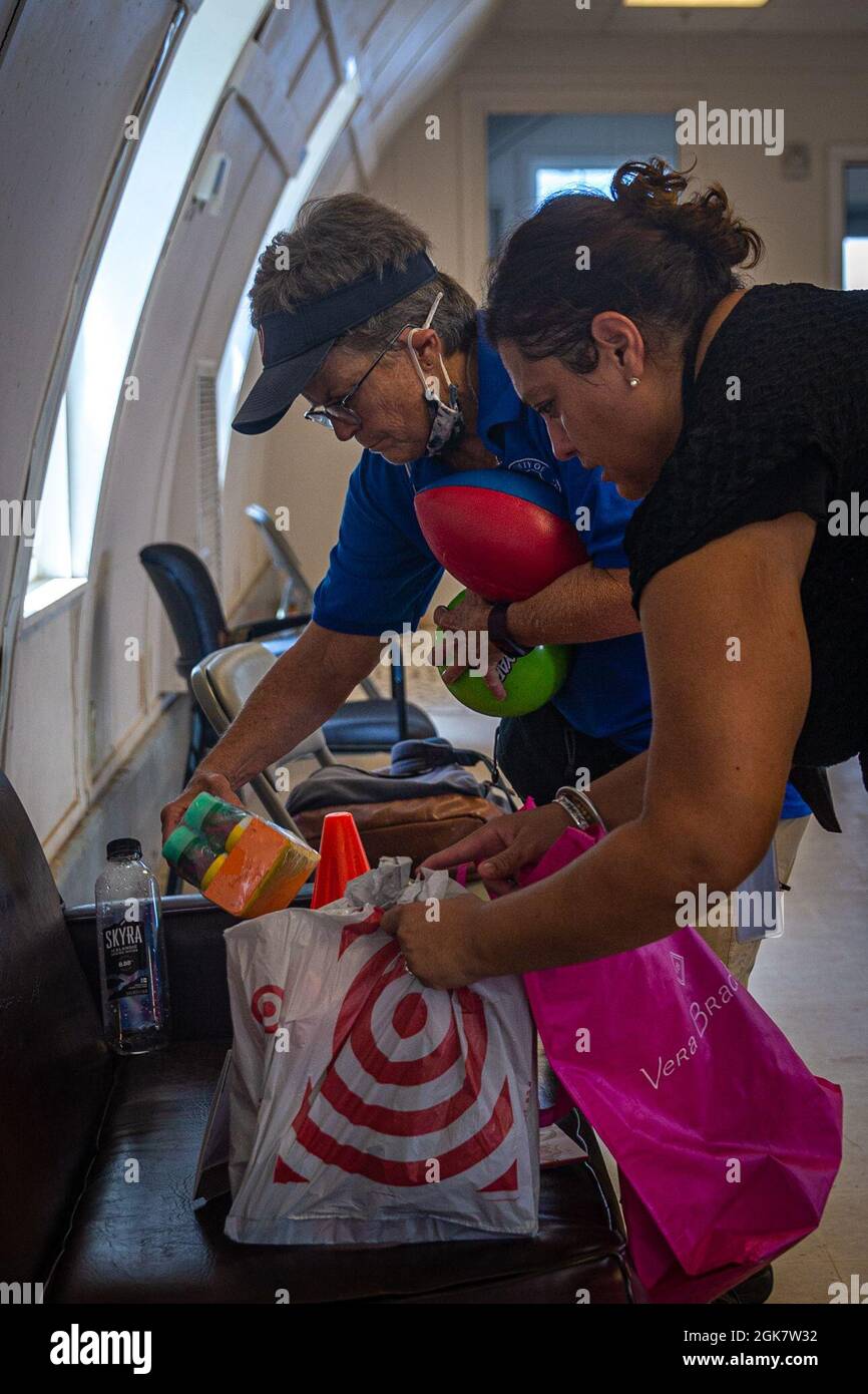 Volontari della diocesi cattolica di Arlington, hanno allestito giocattoli per civili afghani durante l'operazione Allies Refuge sulla base del corpo Marino Quantico, Virginia, 30 agosto 2021. Il Dipartimento della Difesa, attraverso il comando del Nord degli Stati Uniti, e in supporto del Dipartimento di Stato e del Dipartimento di sicurezza interna, sta fornendo trasporto, alloggio temporaneo, screening medico, e supporto generale per fino a 50,000 sfollati afghani in strutture adeguate, in strutture permanenti o temporanee, il più rapidamente possibile. Questa iniziativa fornisce agli afghani un sostegno essenziale in luoghi sicuri Foto Stock