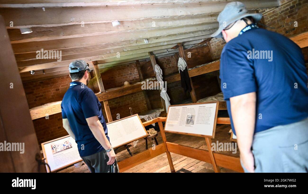 Il personale, la Facoltà e gli studenti del Defense College interamericano visitano il Mt. Vernon Residence, Mt. Vernon, VA., 30 agosto 2021. L'albergo è un punto di riferimento americano ed ex piantagione di George Washington, il primo presidente degli Stati Uniti e sua moglie, Martha. La tenuta si trova sulle rive del fiume Potomac. Foto Stock