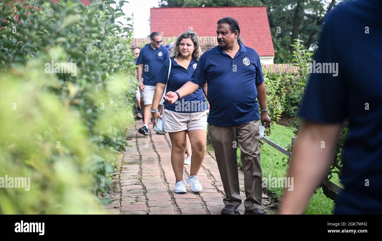 Il personale, la Facoltà e gli studenti del Defense College interamericano visitano il Mt. Vernon Residence, Mt. Vernon, VA., 30 agosto 2021. L'albergo è un punto di riferimento americano ed ex piantagione di George Washington, il primo presidente degli Stati Uniti e sua moglie, Martha. La tenuta si trova sulle rive del fiume Potomac. Foto Stock