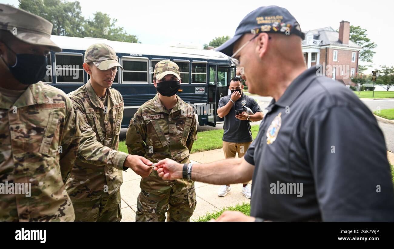 Il personale, la Facoltà e gli studenti del Defense College interamericano visitano il Mt. Vernon Residence, Mt. Vernon, VA., 30 agosto 2021. L'albergo è un punto di riferimento americano ed ex piantagione di George Washington, il primo presidente degli Stati Uniti e sua moglie, Martha. La tenuta si trova sulle rive del fiume Potomac. Foto Stock
