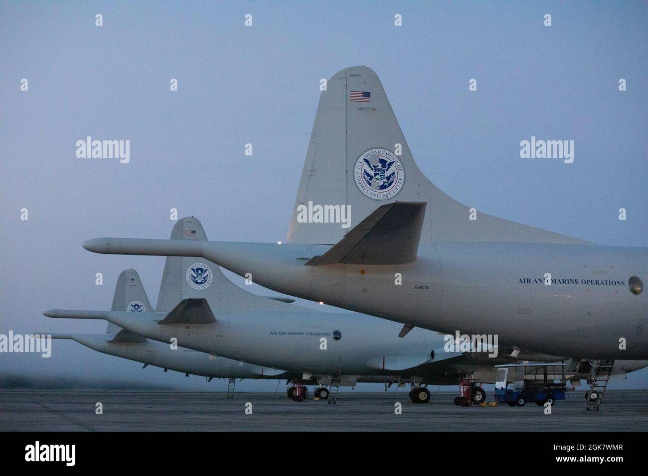 Un equipaggio di Air and Marine Operations P-3 Orion con base a Jacksonville, Florida, effettua controlli pre-volo prima di valutare i danni in Louisiana il 30 agosto 2021, dopo l'uragano Ida fatto atterrante. Foto Stock