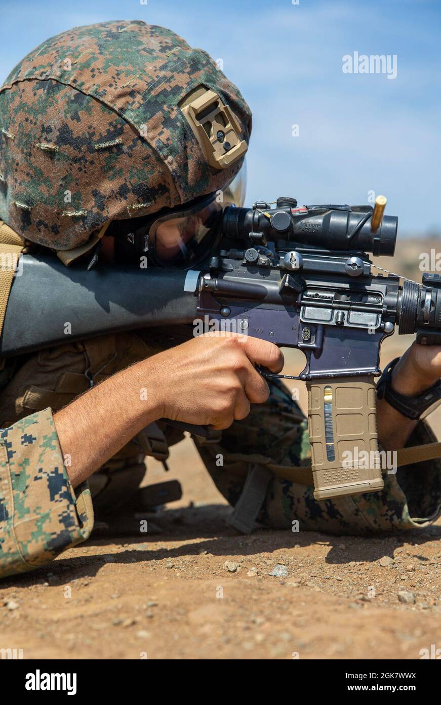 Lancia marina statunitense CPL. Franklin Harwood, un tecnico meteorologico con Marine Air Control Squadron 1, Marine Air Control Group 38, 3rd Marine Aircraft Wing, spara obiettivi a Range 223B su Marine Corps base Camp Pendleton, California, 30 agosto 2021. L'esercitazione sul campo di una settimana ha promosso operazioni di combattimento efficaci attraverso gamme di fuoco dal vivo, ruoli di leadership e tattiche di difesa di base. Foto Stock