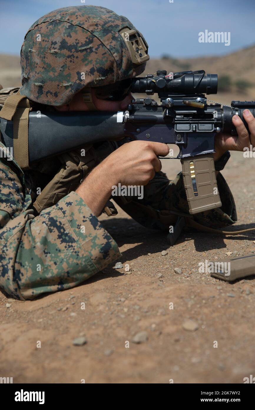 Lancia marina statunitense CPL. Franklin Harwood, un tecnico meteorologico con Marine Air Control Squadron 1, Marine Air Control Group 38, 3rd Marine Aircraft Wing, impegna obiettivi a Range 223B sul Marine Corps base Camp Pendleton, California, 30 agosto 2021. L'esercitazione sul campo di una settimana ha promosso operazioni di combattimento efficaci attraverso gamme di fuoco dal vivo, ruoli di leadership e tattiche di difesa di base. Foto Stock