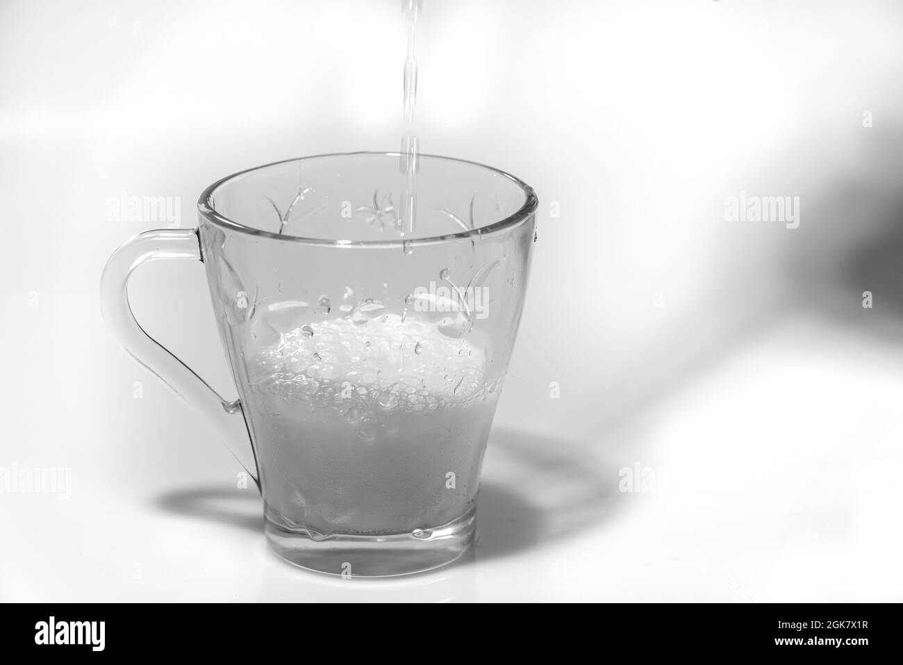 Vetro bianco trasparente con birra arancione non alcolica con fondo bianco Foto Stock