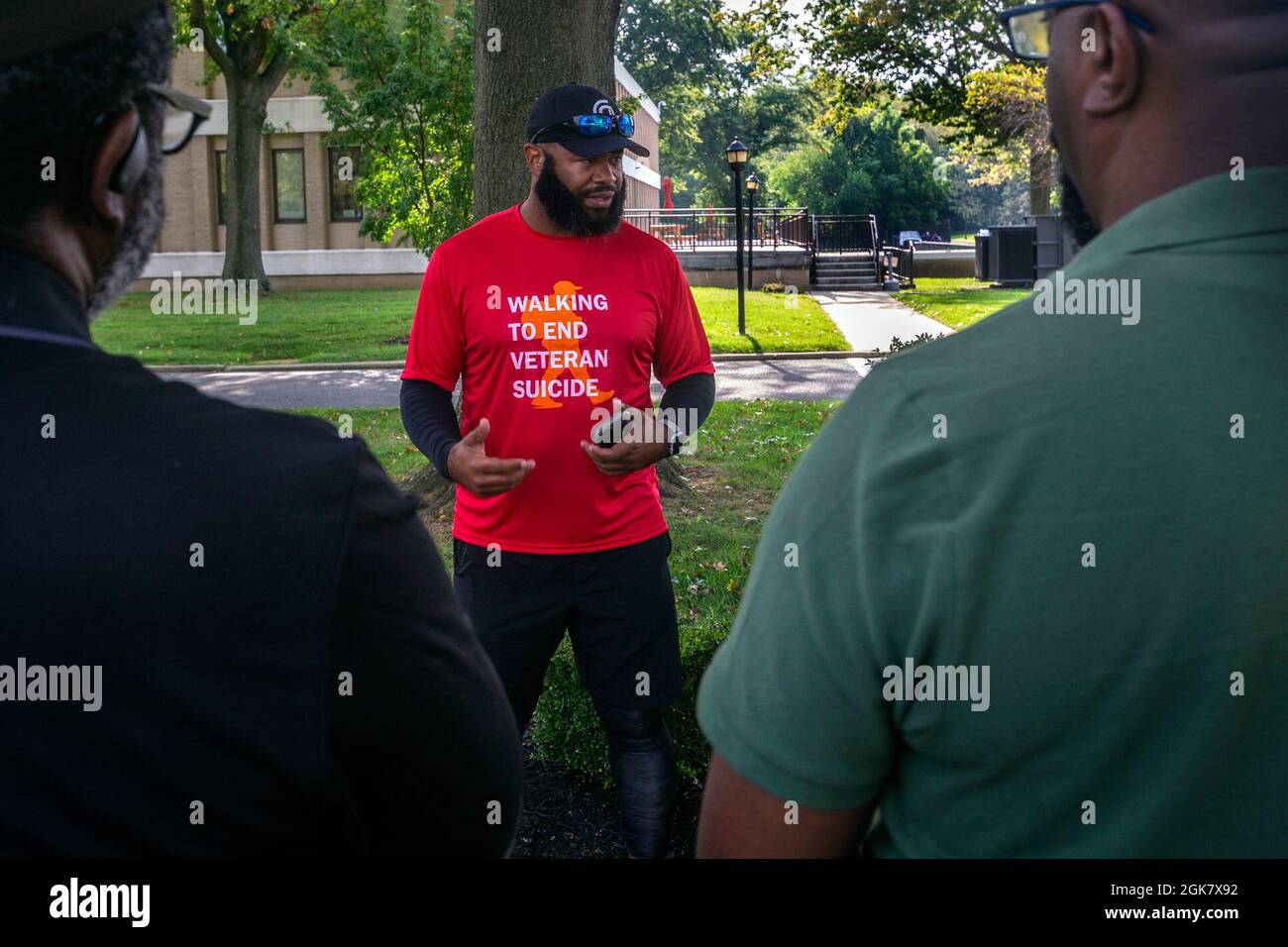 Greg C. Washington, II, centro, si rivolge al Dipartimento degli Affari militari e veterani del New Jersey e ai membri dell'organizzazione veterana a Lawrenceville, N.J., 31 agosto 2021. Washington, laureato presso l'Accademia militare degli Stati Uniti e ex capitano della fanteria dell'esercito che ha servito sia in Afghanistan che in Iraq, sta camminando per 1,800 miglia per aumentare la consapevolezza del numero crescente di suicidi veterani. Un rapporto del Dipartimento degli Affari dei Veterani del 2019 ha dichiarato che più veterani si sono suicidati tra il 2008 e il 2017, poi sono morti nella guerra del Vietnam. Washington iniziò la sua passeggiata di 11 stati per onorare a Mound Bayou, Miss., A. Foto Stock