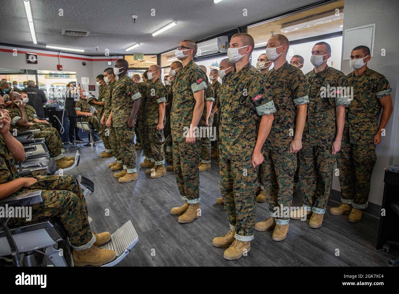 Reclute con Bravo Company, 1° reclutamento formazione battaglione, attendere in piccole linee al Marine Corps Recruit Depot, San Diego, 31 agosto 2021. Le reclute sono state date haircut tre alla volta per spostare tutti fuori nel tempo richiesto. Le reclute aspettavano in fila all'interno dell'edificio e all'esterno per mantenere l'organizzazione. Foto Stock