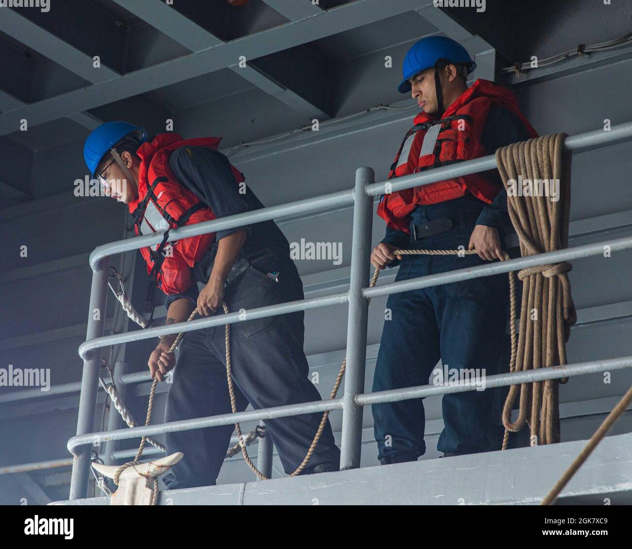 210831-N-NY362-2012 ARABIAN SEA (AGOSTO 31, 2021) – il Mate Seaman Angelo Cruz di Boatswain, a sinistra, e il Mate Seaman Jan Floresortiz di Boatswain salgono a bordo della portaerei USS Ronald Reagan (CVN 76) durante le operazioni di piccole imbarcazioni nel Mare Arabico, 31 agosto. Ronald Reagan è il fiore all'occhiello del Carrier Strike Group 5 ed è dislocato nell'area della 5a flotta degli Stati Uniti di operazioni a sostegno delle operazioni navali per garantire la stabilità e la sicurezza marittima nella regione centrale, Collegare il Mediterraneo e il Pacifico attraverso l'Oceano Indiano occidentale e tre punti di arresto strategici. Foto Stock
