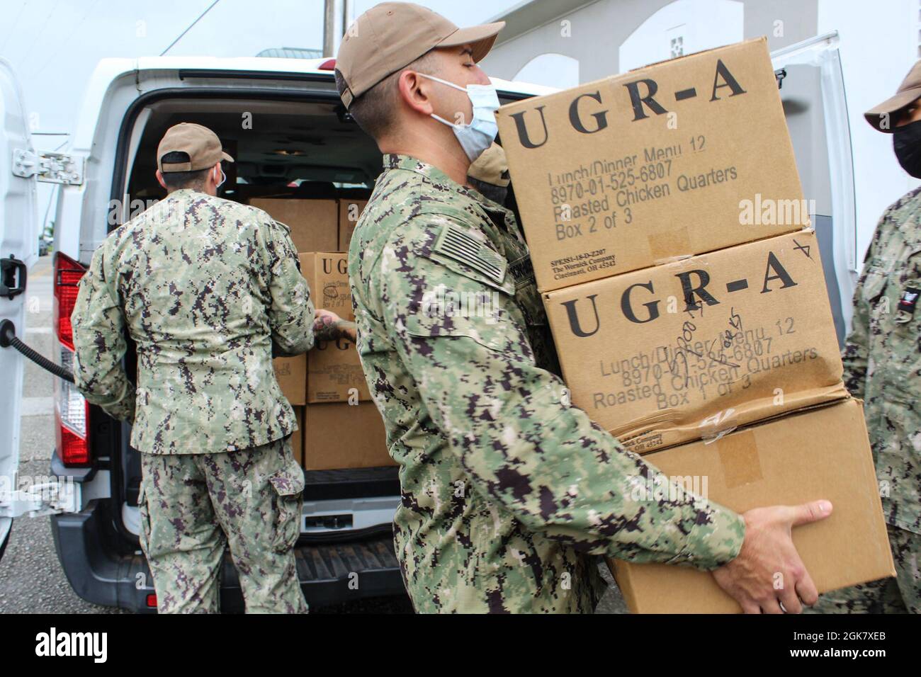 HAGÅTÑA, Guam (dal 1, 2021) - la base navale statunitense Guam (NBG) l'ufficio di Chaplain insieme ai marinai dell'ospedale navale statunitense Guam ha consegnato quasi 2,000 chili di cibo e prodotti cartacei alla cucina per zuppe Kamalen Karidat a Hagåtña il 31 agosto. Gli articoli alimentari sono stati raccolti attraverso la campagna Feed Families Campaign (FFFC) del 2021, che ha avuto luogo dal 1 giugno al 31 agosto e ha evidenziato un'estate di doni, insieme a promemoria per donare durante tutto l'anno. Durante la campagna, più di 20,000 libbre di cibo è stato distribuito alla cucina locale della zuppa e gli uffici dei sindaci del villaggio coordinati da Foto Stock