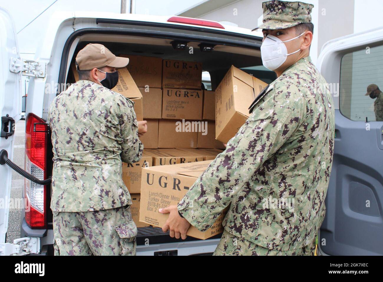 HAGÅTÑA, Guam (dal 1, 2021) - la base navale statunitense Guam (NBG) l'ufficio di Chaplain insieme ai marinai dell'ospedale navale statunitense Guam ha consegnato quasi 2,000 chili di cibo e prodotti cartacei alla cucina per zuppe Kamalen Karidat a Hagåtña il 31 agosto. Gli articoli alimentari sono stati raccolti attraverso la campagna Feed Families Campaign (FFFC) del 2021, che ha avuto luogo dal 1 giugno al 31 agosto e ha evidenziato un'estate di doni, insieme a promemoria per donare durante tutto l'anno. Durante la campagna, più di 20,000 libbre di cibo è stato distribuito alla cucina locale della zuppa e gli uffici dei sindaci del villaggio coordinati da Foto Stock