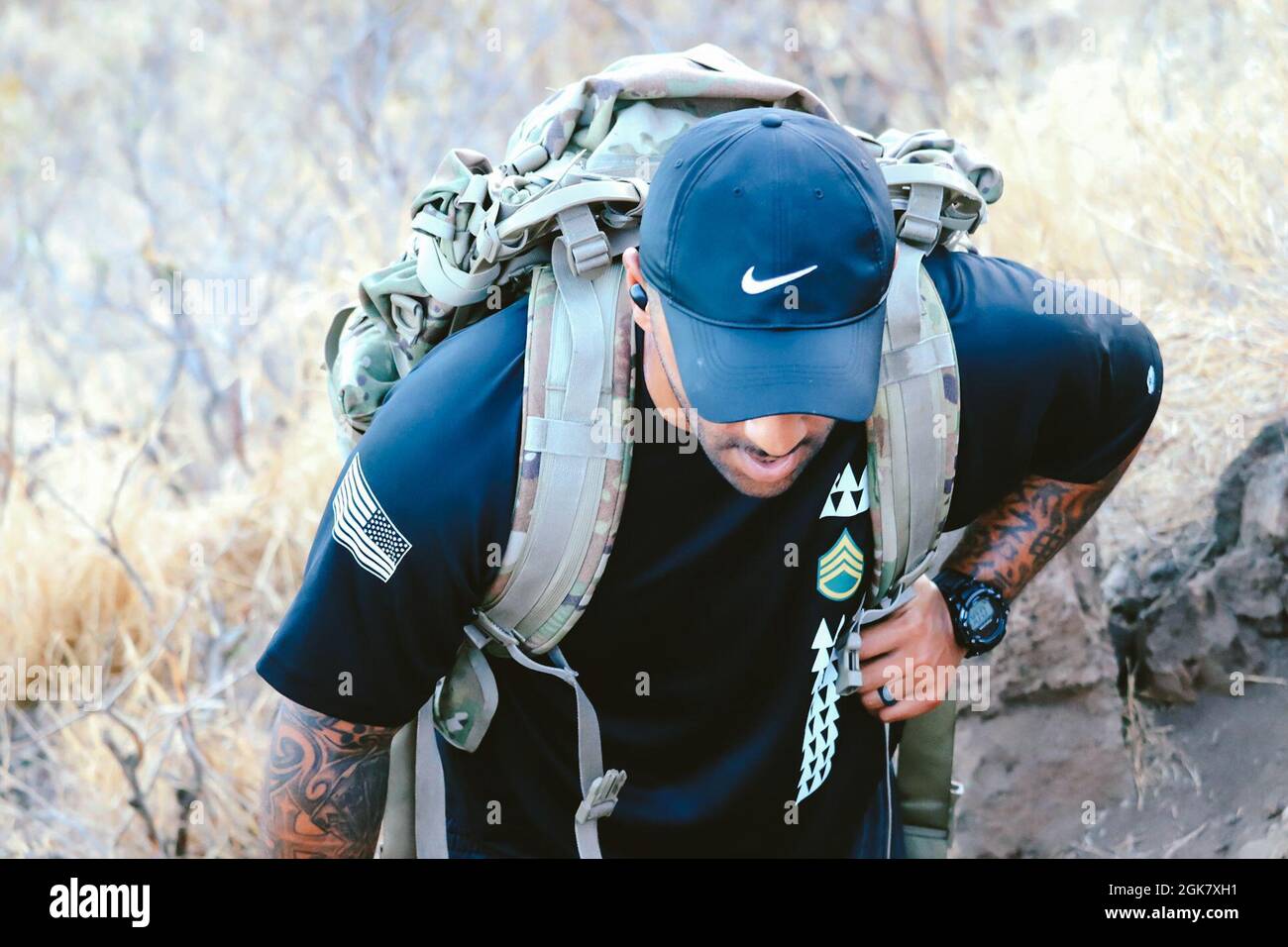 Personale Sgt. Robert Darden si dirigerà verso la cima dell'escursione del Ma'ili Pillbox. Il Cadre & staff dell'Accademia ha goduto di un'escursione Esprit de Corps sulla spiaggia, costruendo squadre coesive e rafforzando i rapporti di lavoro. Foto Stock