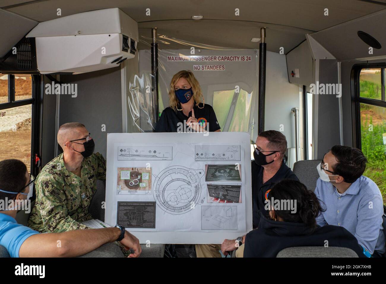 Megan Hawkins, un archeologo assegnato al comando Naval Facilities Engineering Systems Marianas, briefing il personale del Congresso per il senatore Josh Hawley durante una visita alla base del corpo Marino (MCB) Camp Blaz, 31 agosto 2021. La visita a MCB Camp Blaz ha incluso incontri con la leadership e il personale chiave, e un tour delle strutture e dei cantieri di MCB Camp Blaz. Le visite a MCB Camp Blaz consentono alla comunità locale e ai partner strategici di impegnarsi con la base, rafforzando e rafforzando la loro partnership. Foto Stock