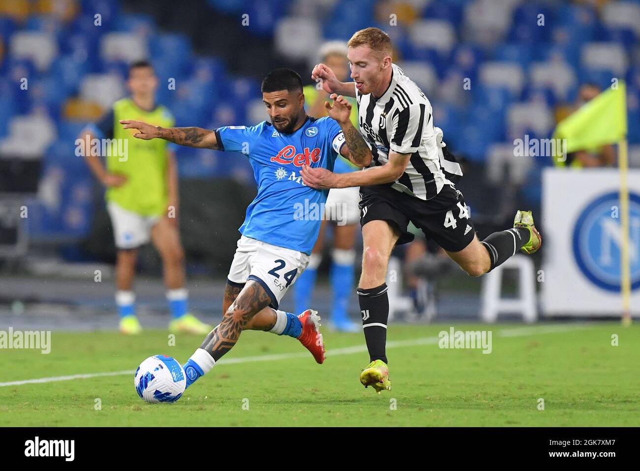 Stadio Diego Armando Maradona, Napoli, Italia, 11 settembre 2021, Dejan Kulusevski sfida in avanti per la palla di Juventus con Lor in avanti di Napoli Foto Stock