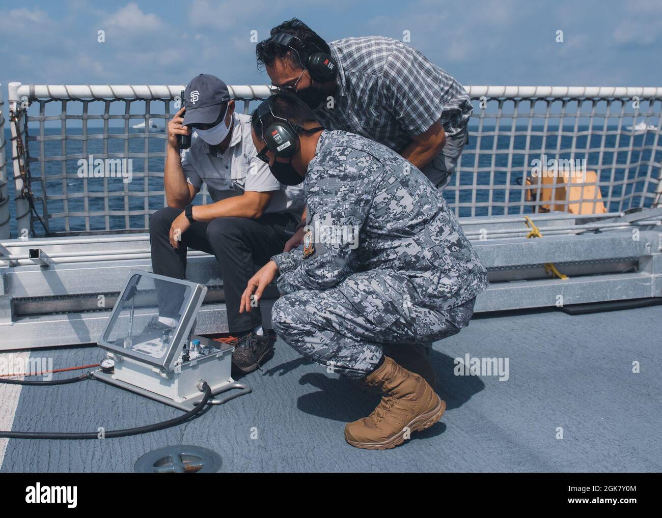 Il personale a bordo della Guardia Costiera degli Stati Uniti Cutter Munro si prepara a lanciare un piccolo sistema di aerei senza equipaggio fuori dal ponte di volo di Munro durante un esercizio di ricerca-e-salvataggio con la Guardia Costiera delle Filippine 31 agosto 2021, nel Mare delle Filippine Occidentali. Durante l'esercitazione, i membri del Munro, della guardia costiera filippina e dell'ufficio filippino della pesca e delle risorse acquatiche esercitarono la ricerca di una nave in difficoltà, le tecniche di estinzione di bordo della nave e recuperando e trattando le persone nell'acqua. Foto Stock