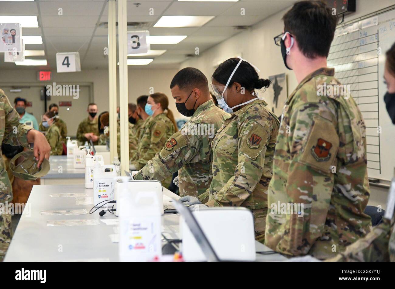 I velieri assegnati alla Task Force - Holloman preparano una linea in-processing a sostegno dell'operazione Allees Welcome, 31 agosto 2021, sulla base dell'aeronautica di Holloman, New Mexico. Il Dipartimento della Difesa, attraverso il comando del Nord degli Stati Uniti, e a sostegno del Dipartimento della sicurezza interna, sta fornendo trasporto, alloggio temporaneo, screening medico, e supporto generale per un massimo di 50,000 sfollati afghani in strutture adeguate, in strutture permanenti o temporanee, il più rapidamente possibile. Questa iniziativa fornisce al personale afghano un sostegno essenziale in luoghi sicuri al di fuori dell'Afghanistan. Foto Stock