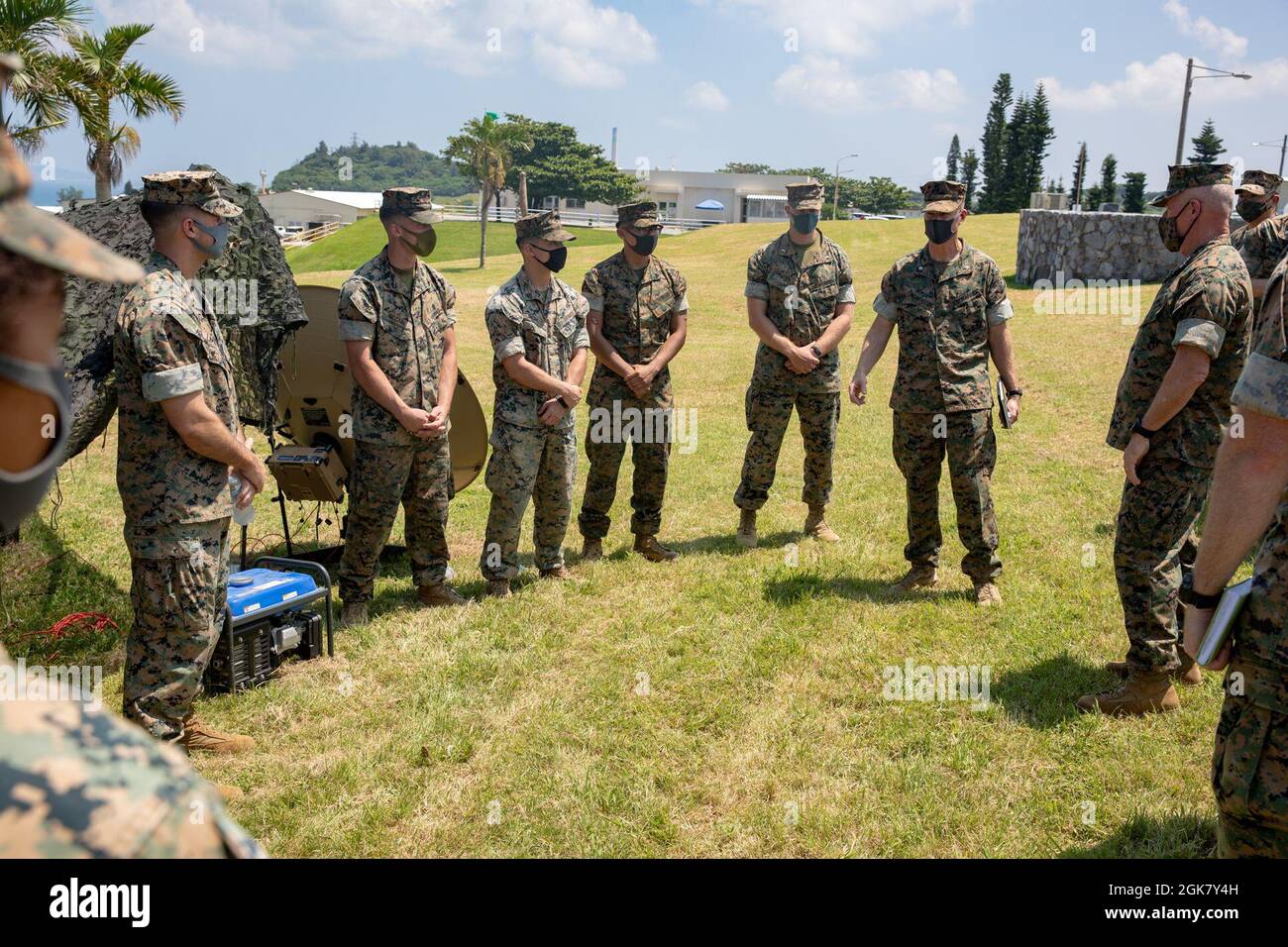 Stacy Claddy, la III forza di spedizione marina che comanda il generale, osserva ed è istruita sulle capacità di comunicazione di spedizione di III MEF da parte di Marines con il Battaglione Landing Team 3/5, 31st Marine Expeditionary Unit, on Camp Courtney, Okinawa, Giappone, 31 agosto, 2021. BLT 3/5 ha recentemente utilizzato queste capacità su una pattuglia con il 31 MEU. Durante questa visita, dopo aver fornito rapporti d'azione e istruzioni sulle capacità che attualmente possiedono al comandante generale e al suo staff. Foto Stock