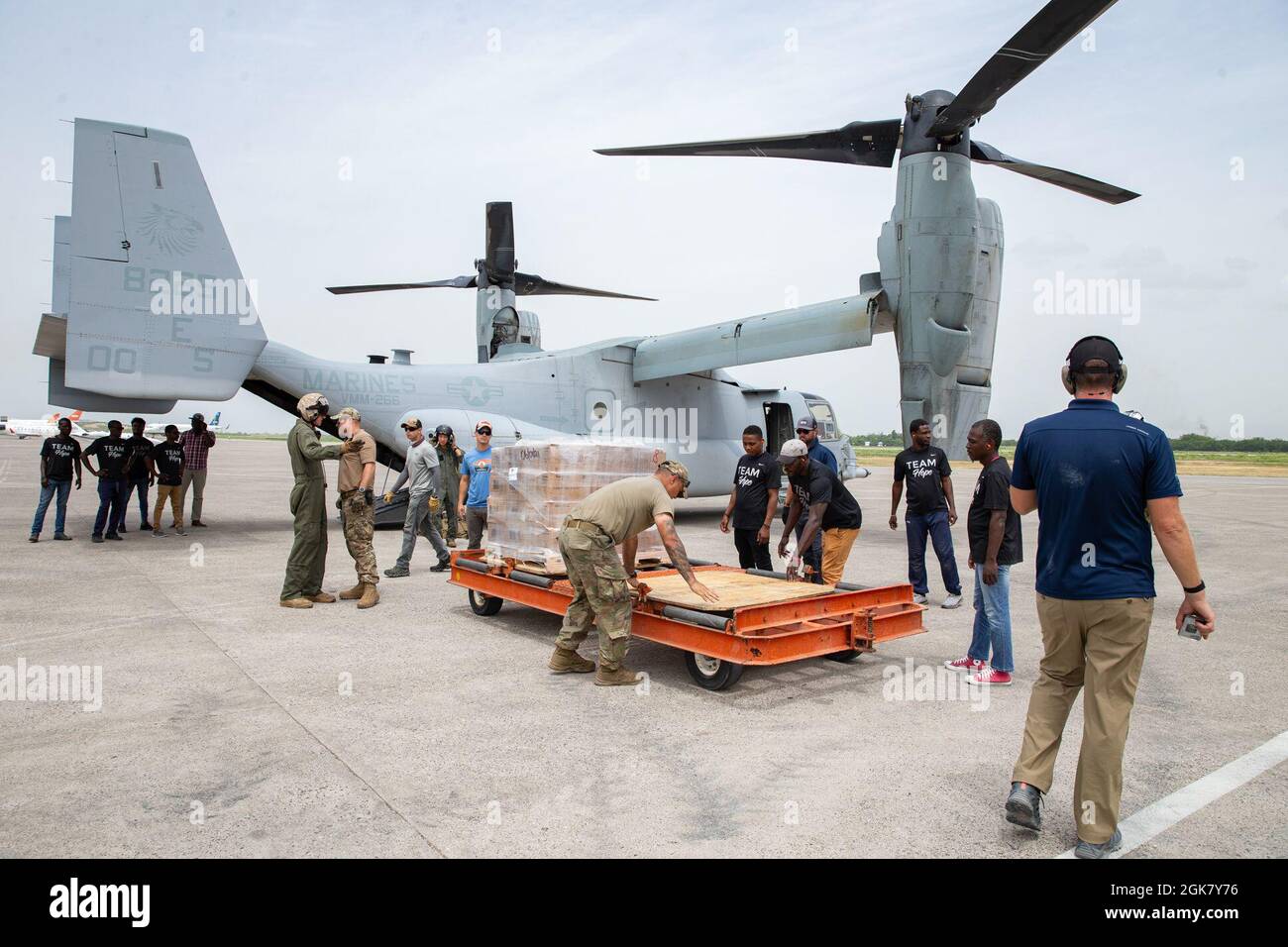 I membri del servizio Bravo della US Marines and Joint Task Force caricano casi di cibo in un MV-22B Osprey a sostegno della Joint Task Force-Haiti per una missione di assistenza umanitaria e soccorso in caso di calamità a Port-au-Prince, Haiti, 31 agosto 2021. I Marines di VMM-266 sono schierati a sostegno della Task Force congiunta Haiti per una missione di assistenza umanitaria e di soccorso in caso di calamità nei pressi di Port-au-Prince, Haiti. Foto Stock