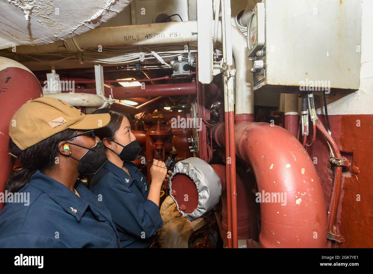 210830-N-UP745-1522 OCEANO ATLANTICO (AGOSTO 30, 2021) gas turbine Systems Technician (Mechanical) 3rd Class Soojin Lee, da Conyers, Georgia, e Damage Controlman 3rd Class Royale Shively, da Louisville, Kentucky, prendere le misurazioni delle acque reflue a bordo della USS Forrest Sherman (DDG 98). Forrest Sherman sta conducendo la formazione iniziale del team dell'aviazione della nave con HSM-60 distaccamento 2 nei Capi della Virginia. Foto Stock