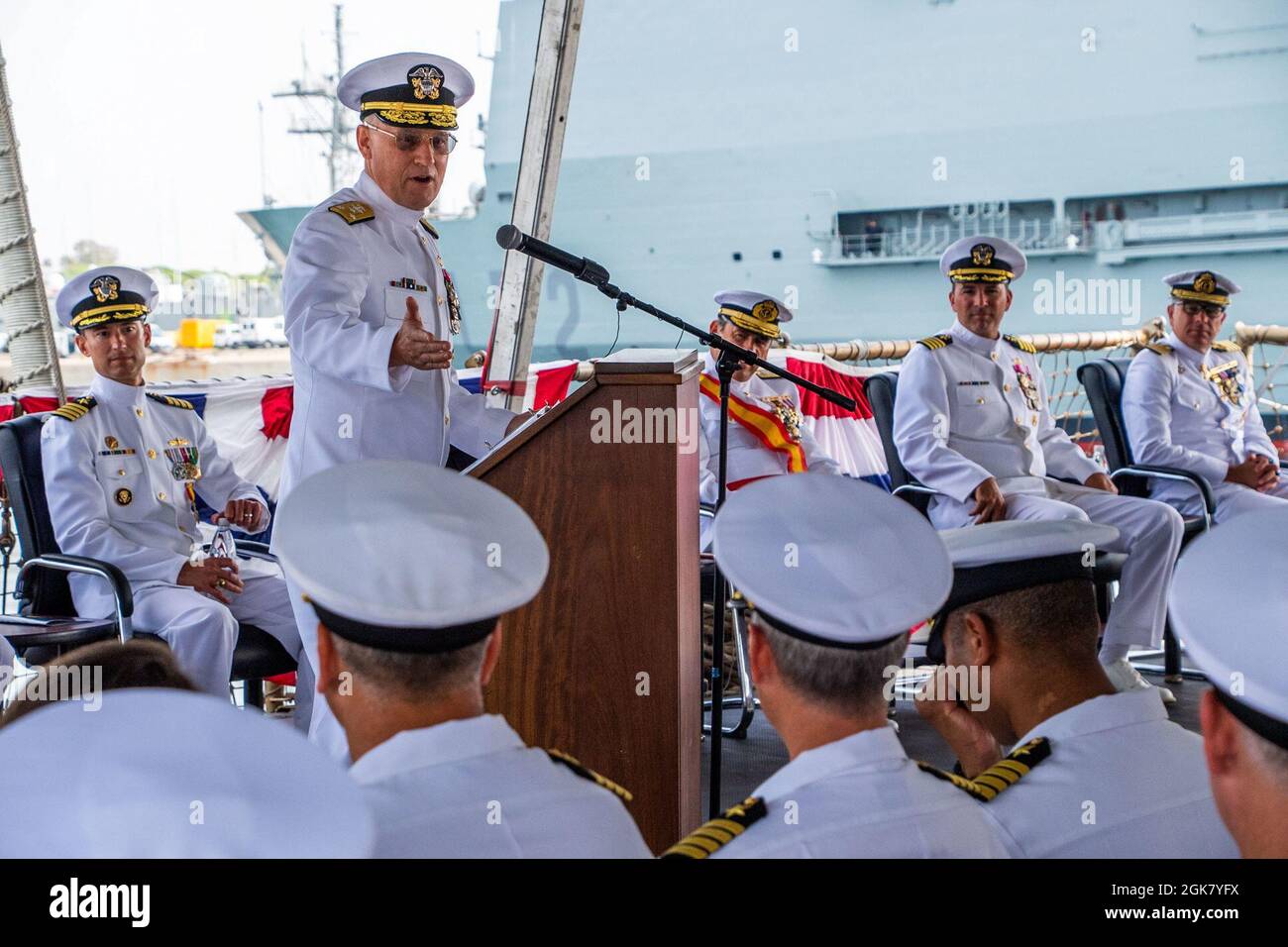 STAZIONE NAVALE ROTA, Spagna (agosto 10, 2021) Vice ADM. Gene Black, comandante, US Sesta flotta, parla al comandante, Task Force (CTF) 65 cambio di cerimonia di comando alla stazione navale (NAVSTA) Rota, 10 agosto 2019. Il Capitano Kyle Gantt ha sollevato il Capitano Joseph Gagliano come commodore CTF 65. CTF 65 e DESRON 60, con sede a Rota, Spagna, supervisionano le forze dispiegate in avanti dell'area operativa della Sesta flotta statunitense a sostegno di alleati e partner regionali, nonché gli interessi di sicurezza nazionale degli Stati Uniti in Europa e Africa. Foto Stock