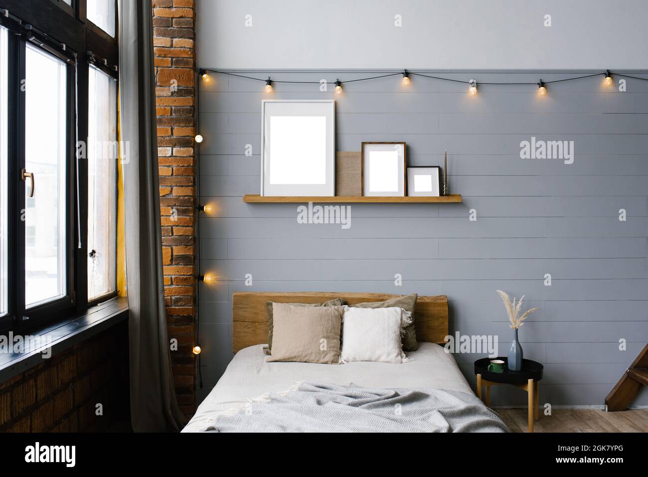L'interno della camera da letto e' in stile Scandinavo coperto in colori marrone grigio beige Foto Stock