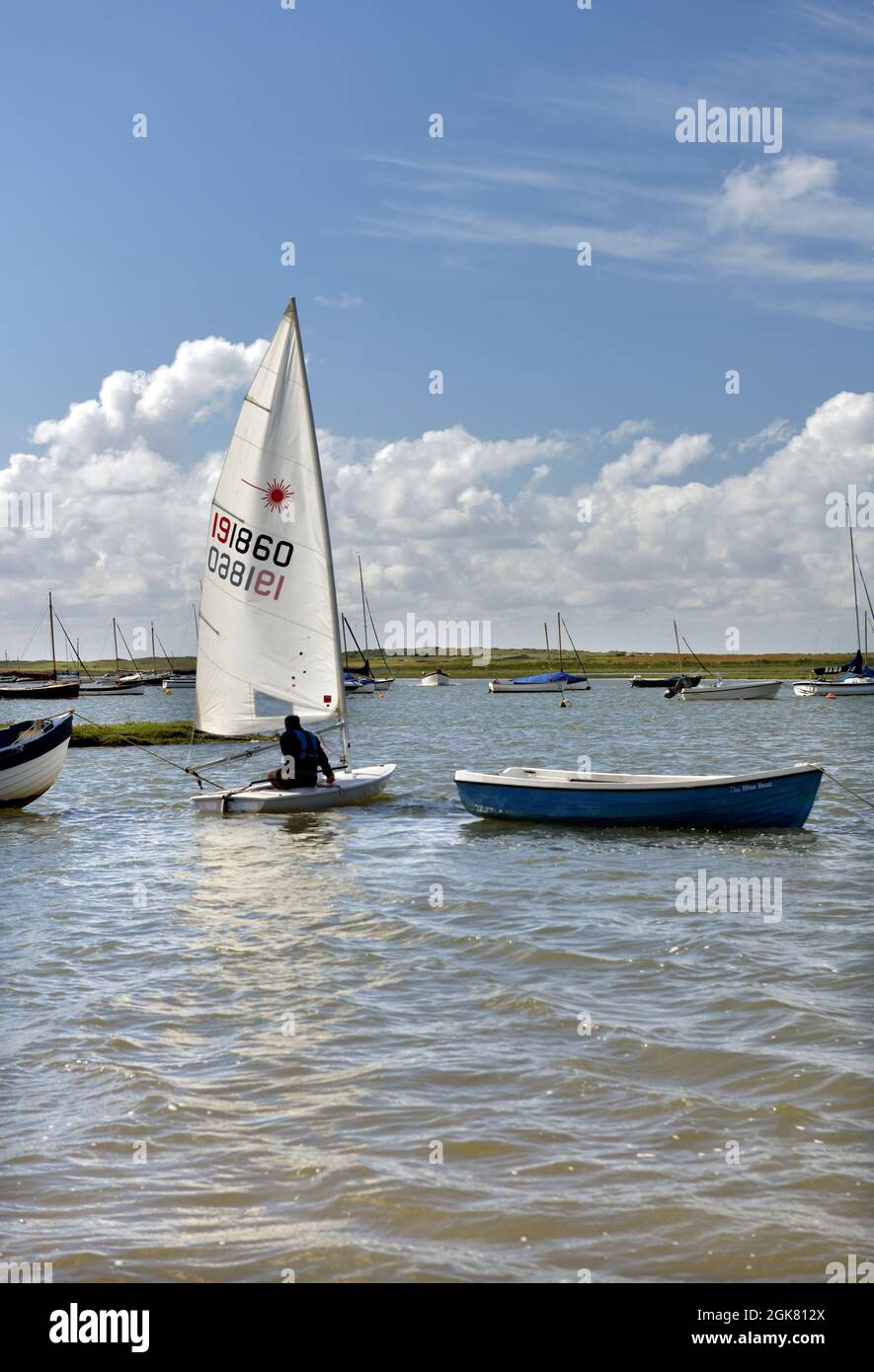 laser classe a mano singola dinghy vela a brancaster staithe norfolk inghilterra Foto Stock