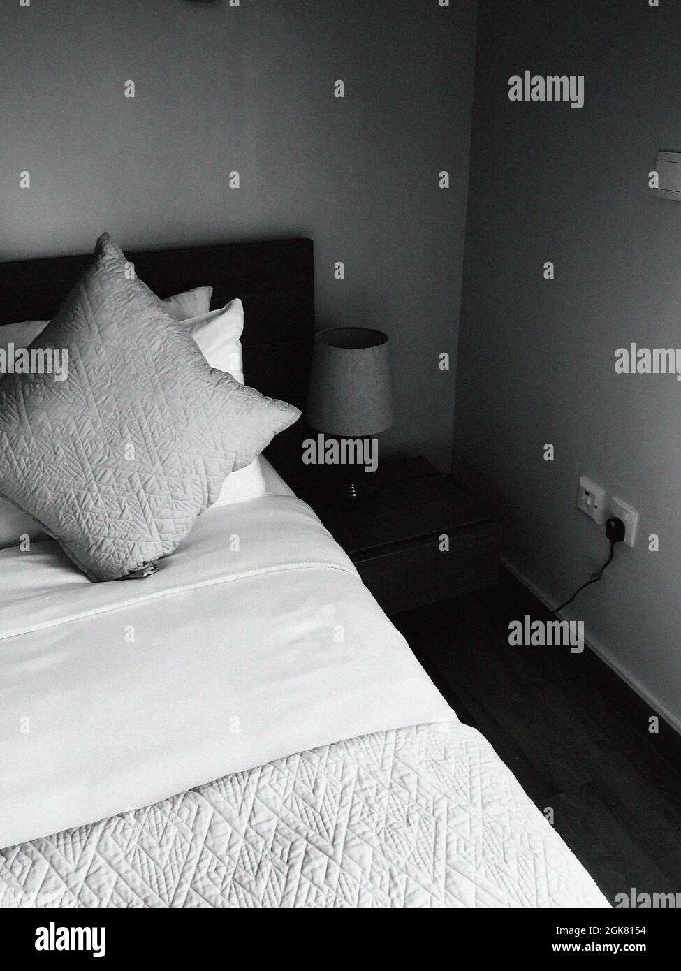 fatto letto e singolo cuscino in camera da letto Foto Stock