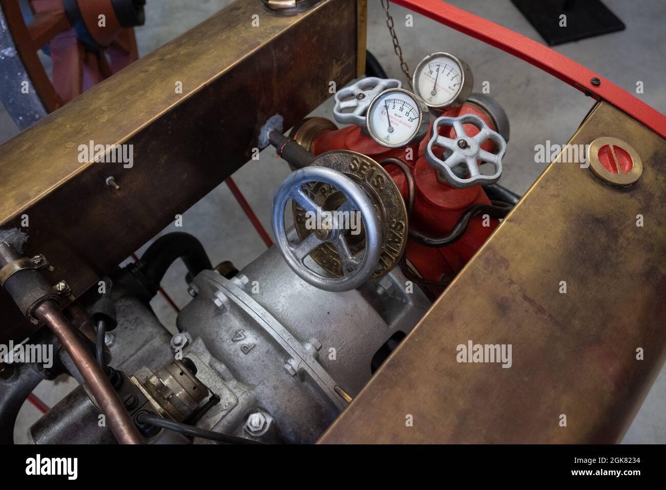 Saku, Estonia - 08.20.2020: Mostra nel museo dei vigili del fuoco. Motore vintage. Attrezzature antincendio. Storia dei vigili del fuoco Foto Stock