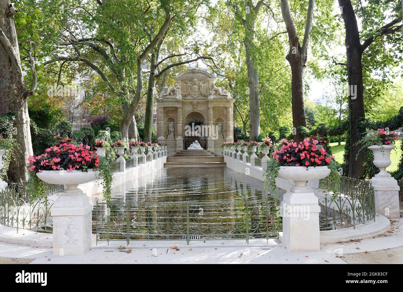 La fontana medicea è una fontana monumentale del Jardin du Luxembourg nel 6 ° arrondissement di Parigi. Essa fu costruita intorno al 1630 da Marie de Me Foto Stock