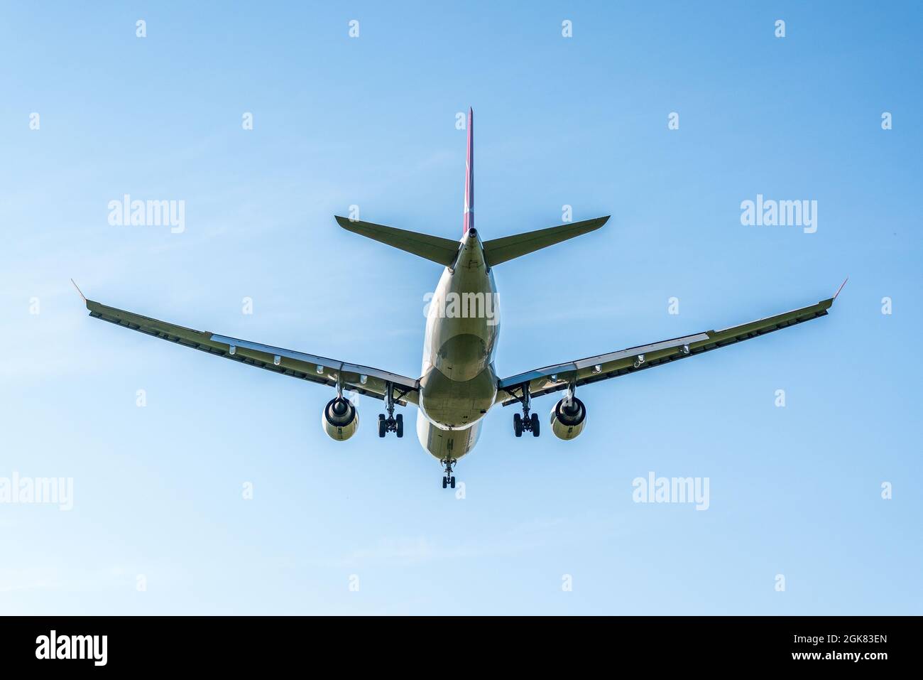 l'aeroplano si prepara per l'atterraggio con l'attrezzatura di atterraggio estesa Foto Stock
