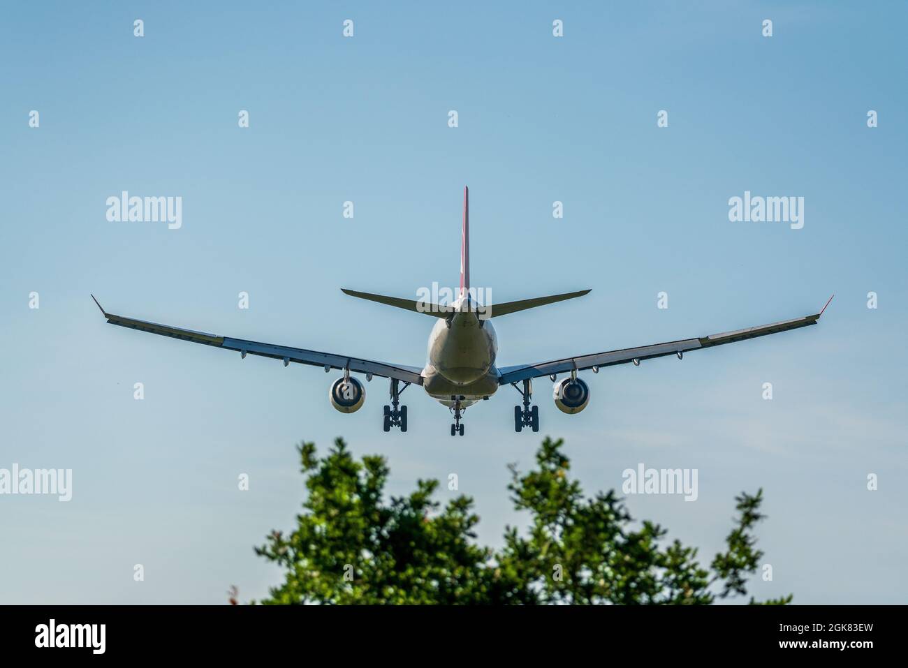 l'aeroplano si prepara per l'atterraggio con l'attrezzatura di atterraggio estesa Foto Stock