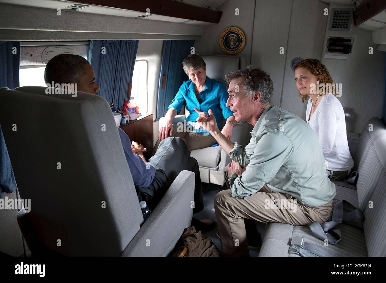 Il Presidente Barack Obama parla con Bill Nye, il Guy della Scienza, il Rep. Debbie Wasserman Schultz, D-Fla., e il Segretario degli interni Sally Jewell a bordo di Marine One sulla rotta per l'Aeroporto Internazionale di Miami, a seguito di una visita al Parco Nazionale Everglades, Fla. Il giorno della Terra, 22 aprile 2015. (Foto ufficiale della Casa Bianca di Pete Souza) questa fotografia ufficiale della Casa Bianca è resa disponibile solo per la pubblicazione da parte delle organizzazioni di notizie e/o per uso personale la stampa dal soggetto(i) della fotografia. La fotografia non può essere manipolata in alcun modo e non può essere utilizzata in materiali commerciali o politici; Foto Stock