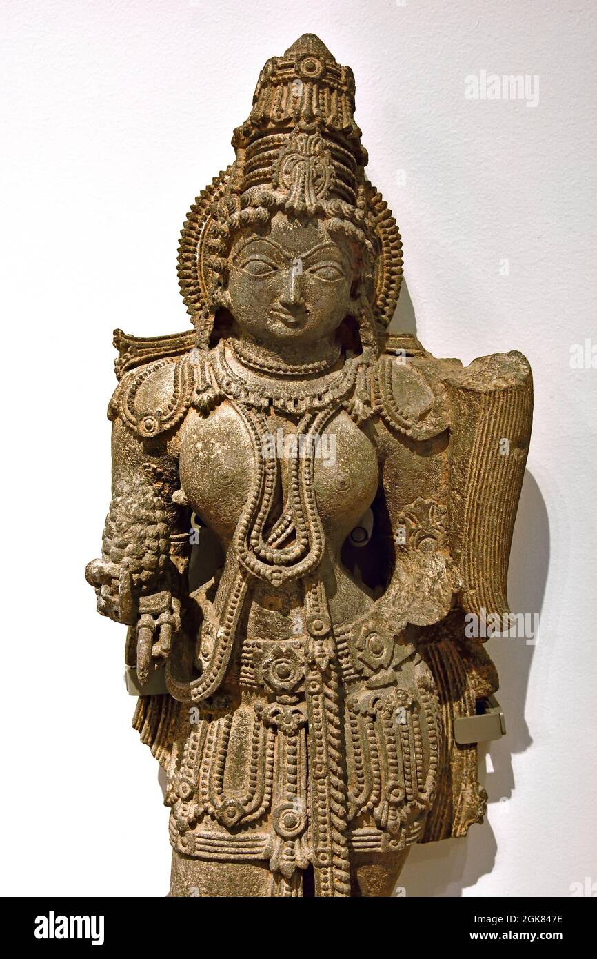 Heavenly Beauty, 1100 - 1200 Karnataka India, ardesia, 83.0cm x 33.0cm x 17.0cm, stile, Hoysala, (Statua di un Servant celeste, presa da una nicchia del tempio. Nella mano destra la donna tiene un frutto e a sinistra (rotto) un pennello di mosca. ) Foto Stock