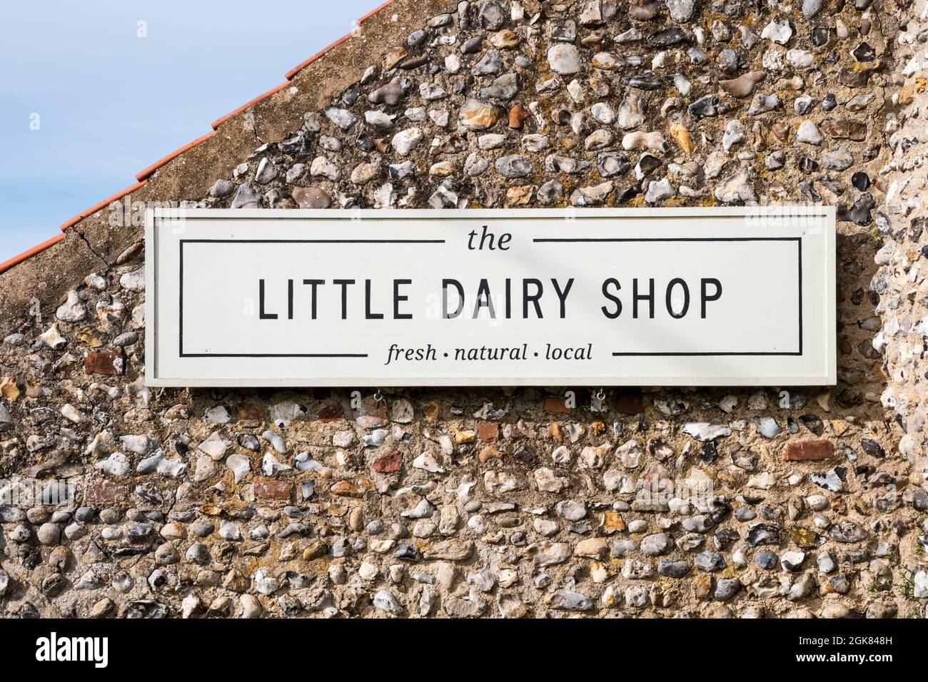 Un cartello per il Little Dairy Shop accanto al Binham Priory di Norfolk. Foto Stock